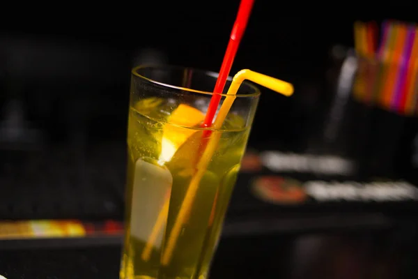 Coquetel alcoólico amarelo — Fotografia de Stock