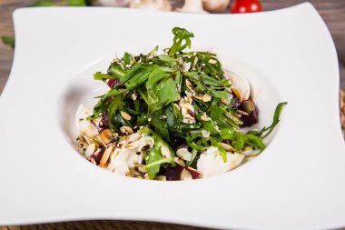 Keçi peynirli salata.