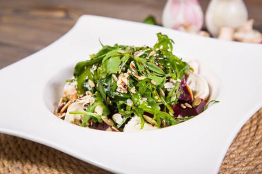 Keçi peynirli salata.