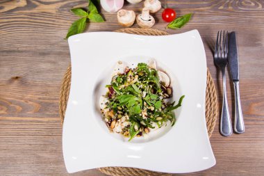 Keçi peynirli salata.