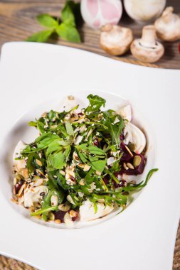 Keçi peynirli salata.