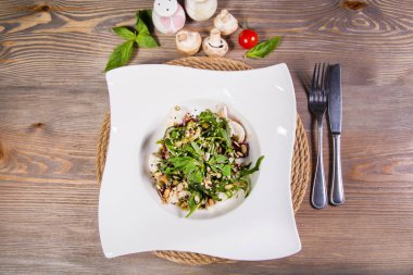 Keçi peynirli salata.