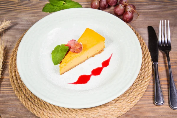 Cheesecake with grape — Stock Photo, Image