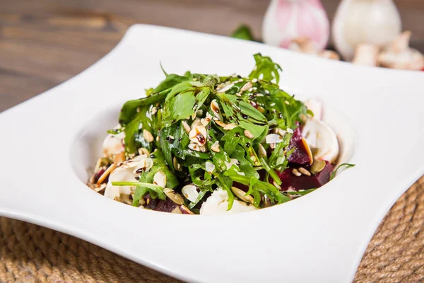 Keçi peynirli salata.