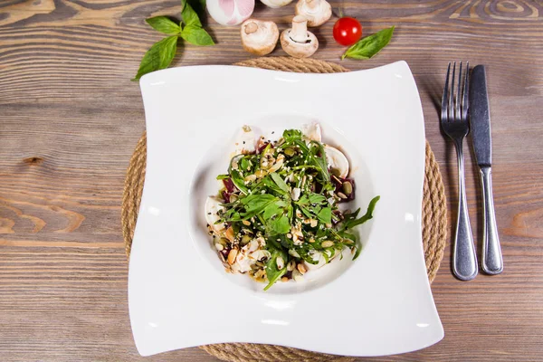 Keçi peynirli salata.