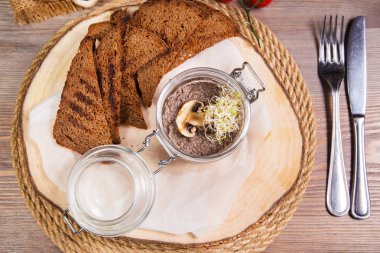 Mantar mousse tost ile