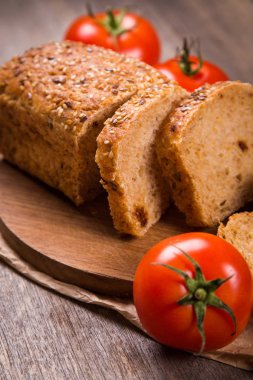 Susam ile domates ekmek