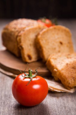 Susam ile domates ekmek