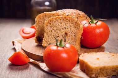 Susam ile domates ekmek