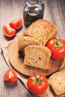 Susam ile domates ekmek