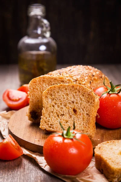 Susam ile domates ekmek