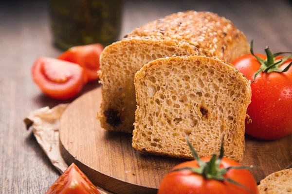 Susam ile domates ekmek