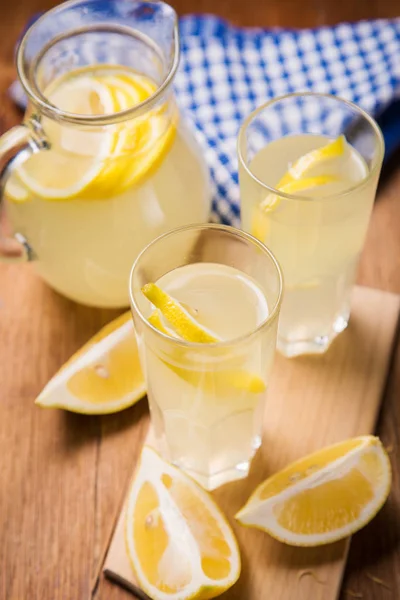 Taze limon içecek — Stok fotoğraf