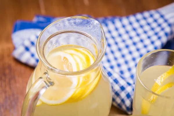 Bebida fresca de limón —  Fotos de Stock