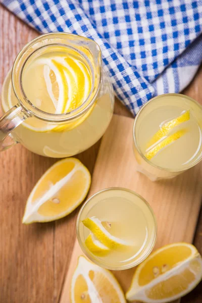 Bebida fresca de limón —  Fotos de Stock