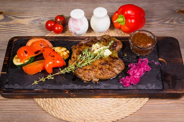 Ternera a la parrilla con verduras —  Fotos de Stock