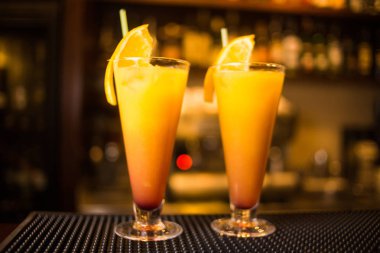 Alkollü sarı kokteyl