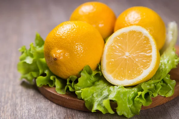 En del färsk mogen citron — Stockfoto