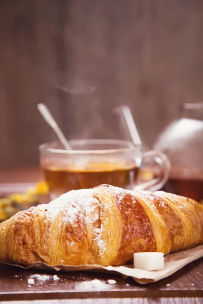 Frischer heißer Tee mit Croissant — Stockfoto