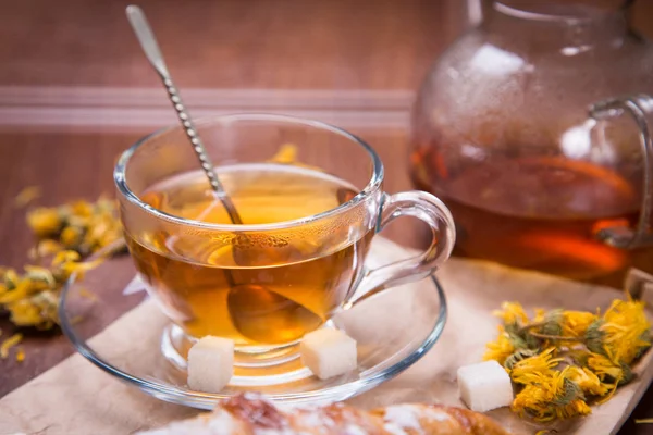 Świeżej gorącej herbaty z rogalik — Zdjęcie stockowe