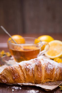 kruvasan ile taze sıcak çay