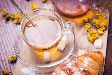 kruvasan ile taze sıcak çay