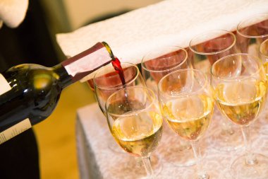 misafirler için yemek şarap