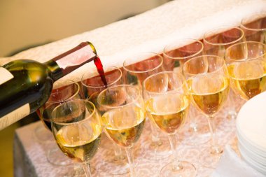 misafirler için yemek şarap