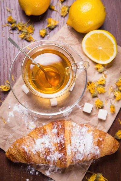 Frischer heißer Tee mit Croissant — Stockfoto