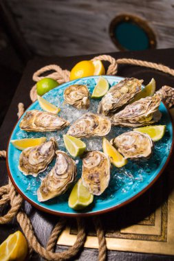 İstiridye buz ve limon ile