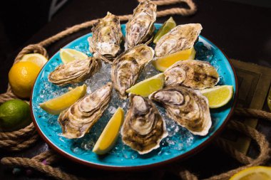 İstiridye buz ve limon ile