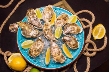 İstiridye buz ve limon ile