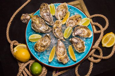 İstiridye buz ve limon ile