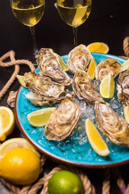 İstiridye buz ve limon ile