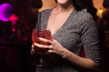 elinde alkollü kokteyl