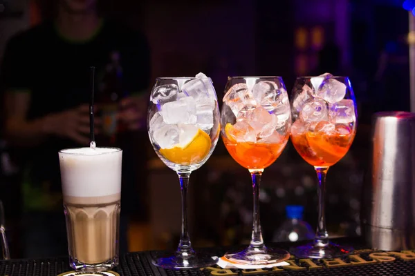 Alkoholhaltiga färgade cocktails — Stockfoto
