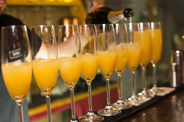 Alkoholhaltiga gul cocktails — Stockfoto