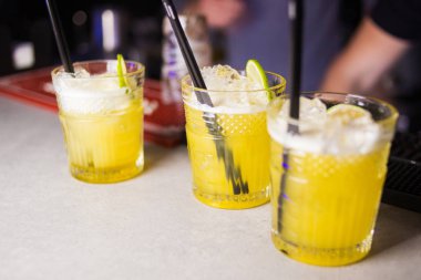 Alkollü sarı kokteyller