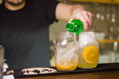 Alkollü renkli kokteyller