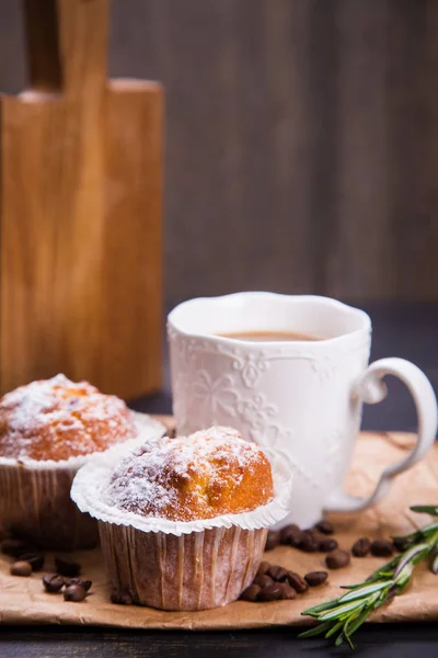 Heißer Kaffee mit Muffin — Stockfoto