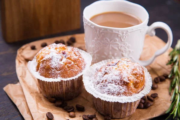 Heißer Kaffee mit Muffin — Stockfoto