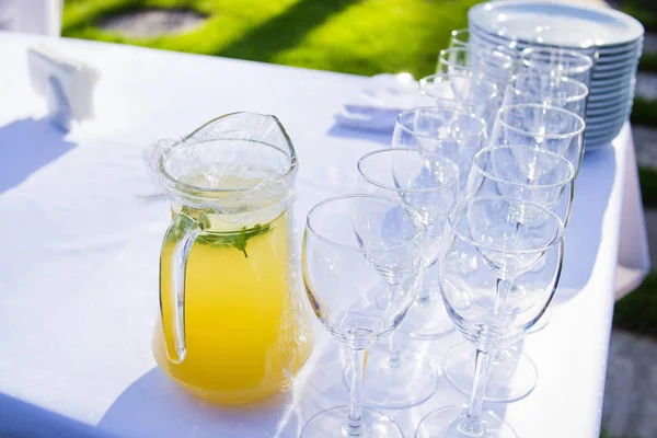 Restoranda yemek servisi.