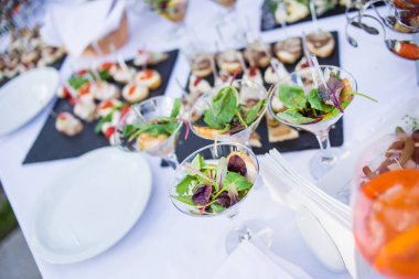 Restoranda yemek servisi.