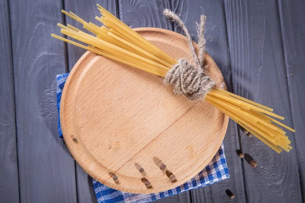 Deska s suchých makaronů — Stock fotografie