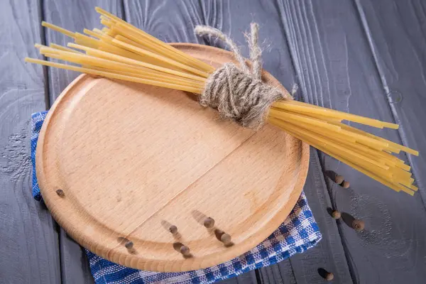 Deska s suchých makaronů — Stock fotografie