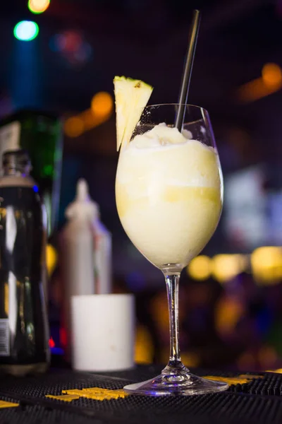 Alkoholhaltiga gul cocktail — Stockfoto