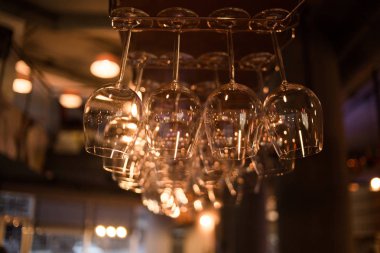 boş bir bardak şarap için