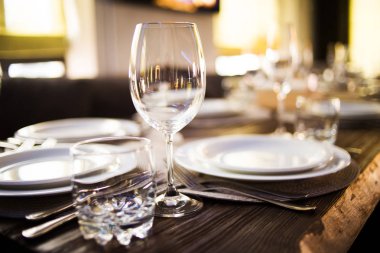 Restoranda yemek servisi.