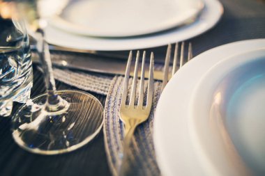 Restoranda yemek servisi.