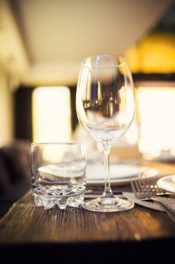 Restoranda yemek servisi.